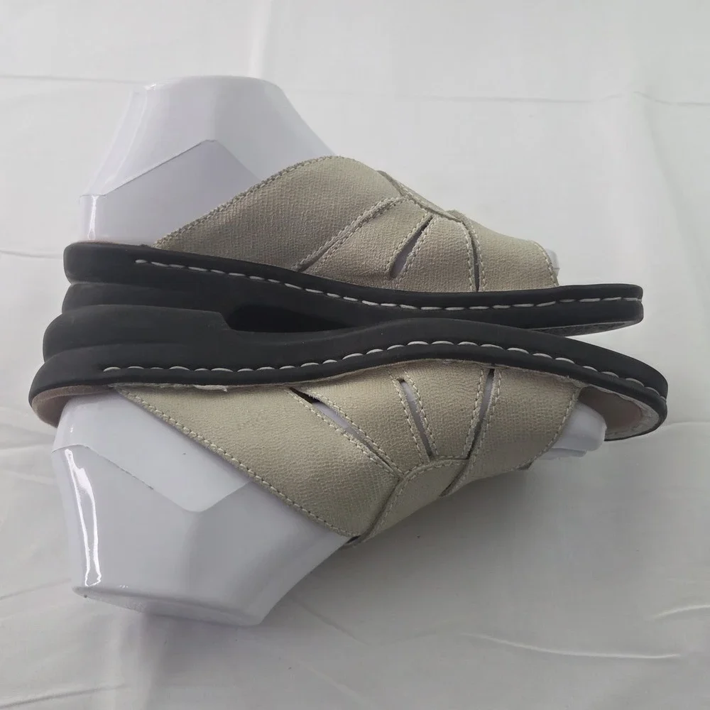 Clarks Sandals Womens 8 M Beige Leather Slide Comfort Coastal Grandmother
